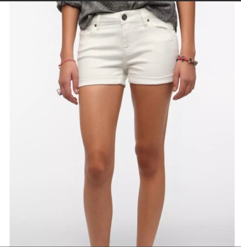 NWT BDG Mid Rise Alexa 5 Pocket Shortie size 32